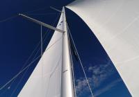 bateau à voile ciel bleu voiles blanches mât gréement génois grand-voile bateau à voile voile
